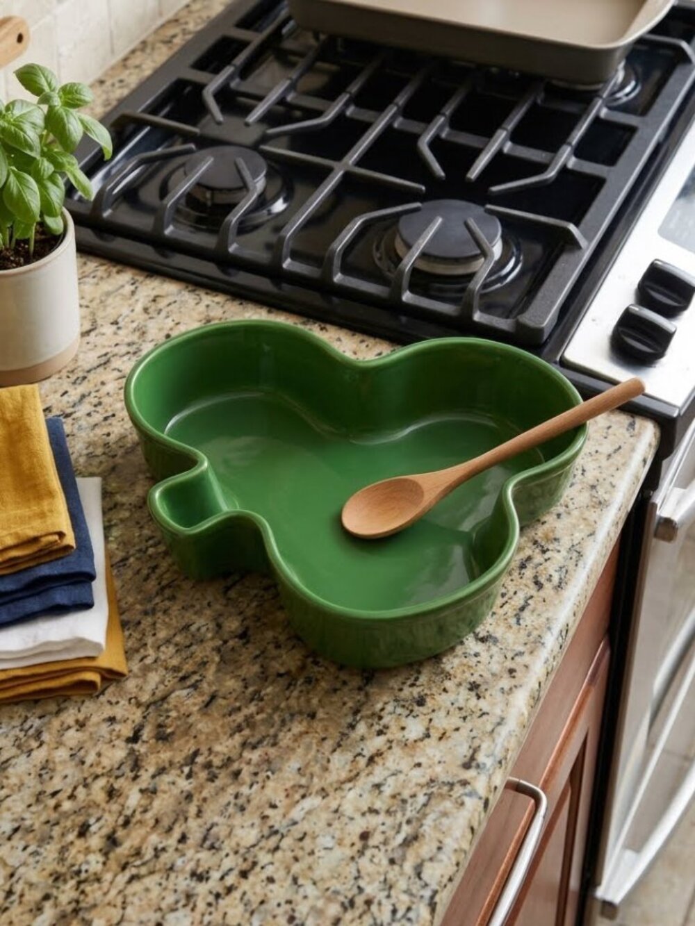 Vintage 2003 Chantal Ceramic Shamrock Clover Baking Dish (Model 93-SH22)